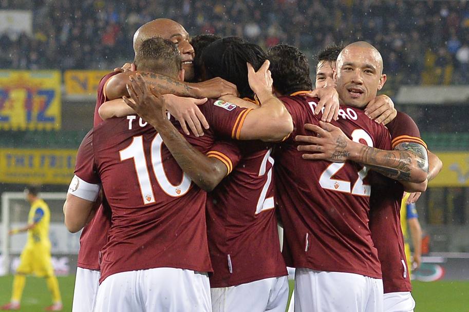 L&#39;abbraccio collettivo dei giocatori della Roma. Afp